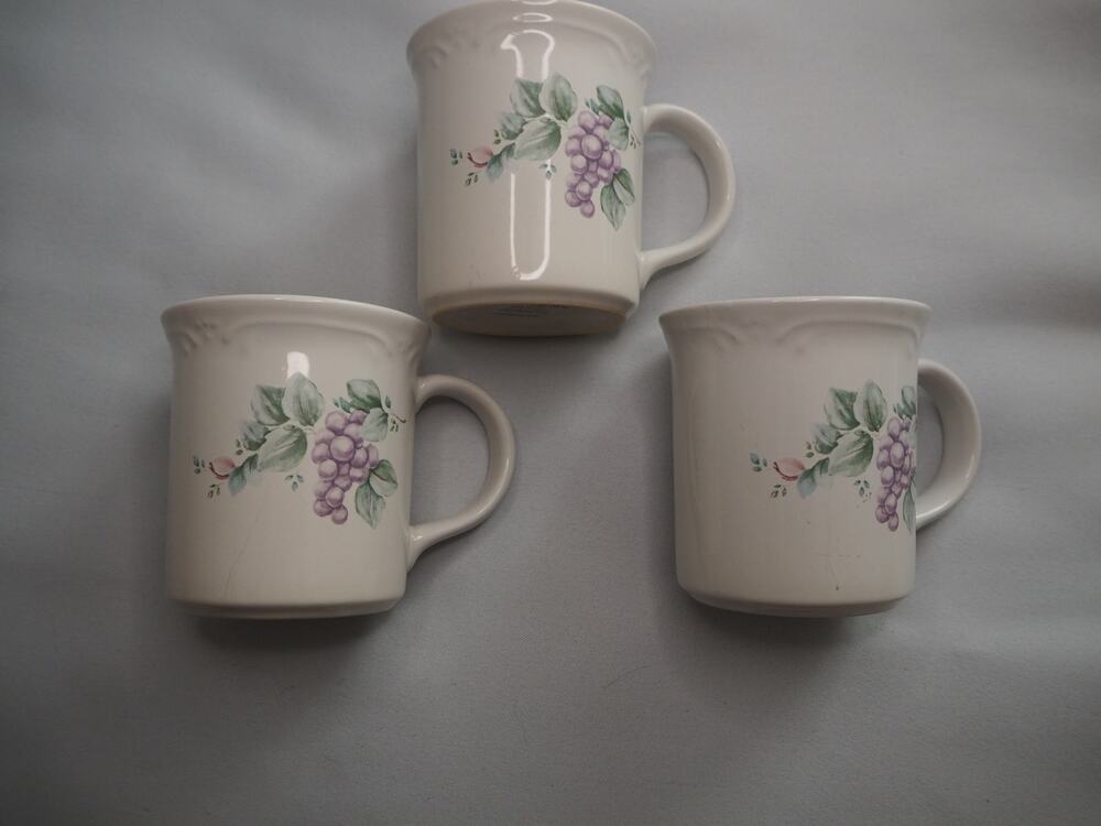 Pfaltzgraff Grapevine Coffee Mugs Set of 3 USA Stoneware Purple Grapes Vintage